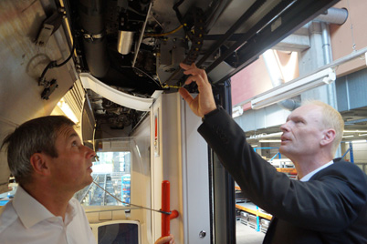 Le technicien de la société VAG Robert Meier et le Technico-Commercial igus® GmbH Werner Pecher, contrôlent un système de porte doté de câbles chainflex® et d'une chaîne porte-câbles.