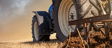 Machine agricole dans un champ