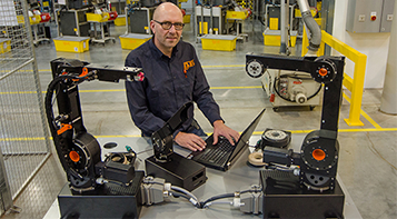 Martin Raak programmiert robolink® Roboterarme