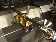 Positionsverstellung mit spiel-einstellbarem Spindellineartisch