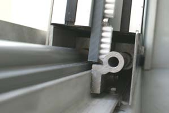 Regolazione della porta di protezione in un autolavaggio