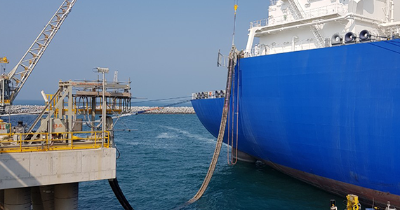 Unità di stoccaggio galleggiante nel terminal GNL