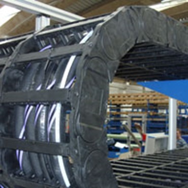 Catena portacavi con cuscinetti assorbenti per ridurre la rumorosità