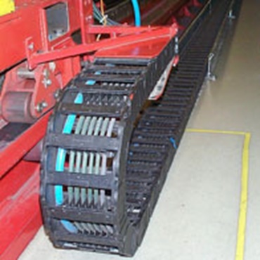 Catena portacavi E4 in un centro per crash test