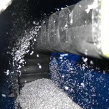 KMA in una macchina utensili protegge i cavi dai trucioli