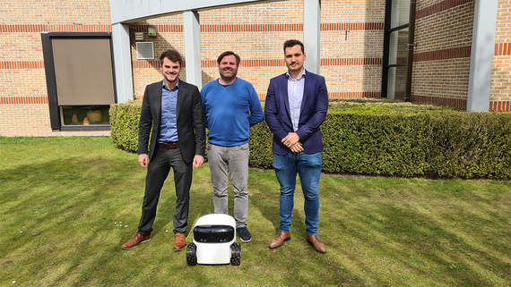 From left to right: Thies Moritz Böning, International Sales iglidur at igus; Gary Gilmartin, Mechanical Design Engineer at EEVE; Joren Kestens, Sales Representative at igus