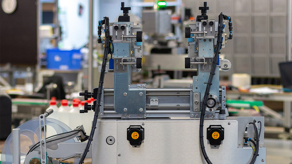 Siegeletikettierer mit drylin Lineartechnik