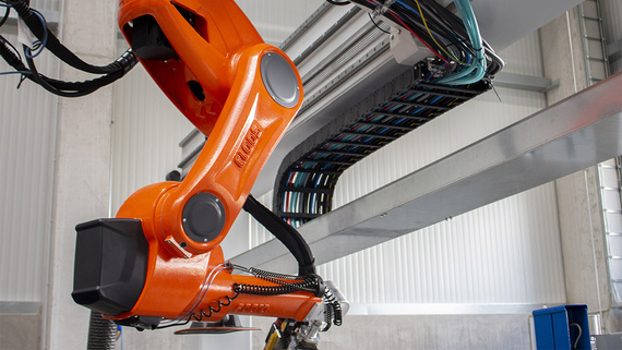 Chaîne porte-câbles dans une installation de soudage