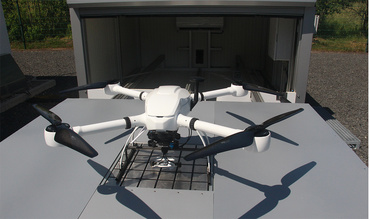 Drohne auf Ladeplattform