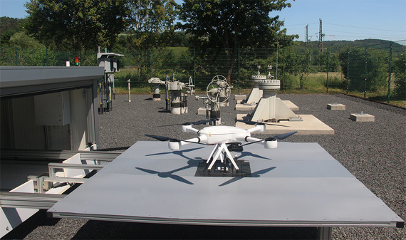 Drohne auf ausfahrbarer Plattform