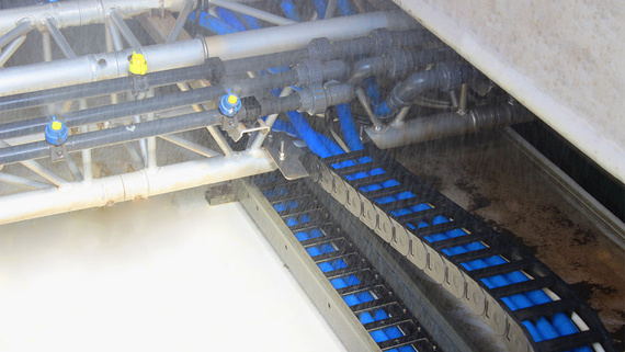 Sistema per catena portacavi con liquidi