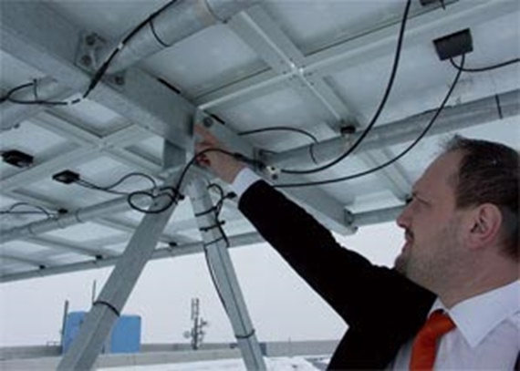 Robuste, schmier- und wartungsfreie Kunststoff-Gleitlager  sichern die Kippbewegung des Nachführsystems.