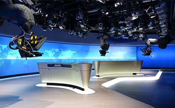 Telecamera robotica nello studio del telegiornale