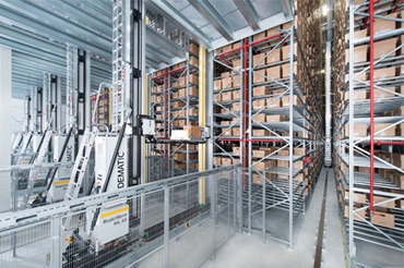 DEMATIC Regalbediensystem mit igus® guidelok Führungsrinne