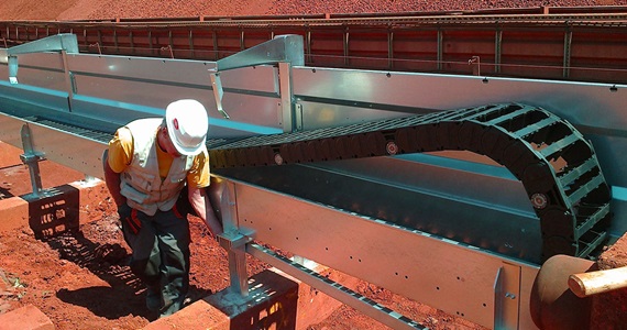 Service de montage pour chaînes porte-câbles