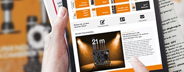 Hand mit Tablet und Zeitschrift