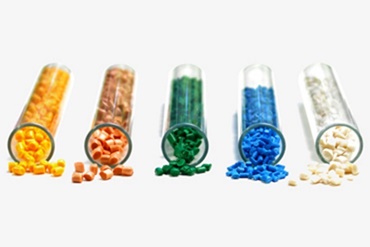 Reagenzgläser mit verschiedenen Kunststoffgranulaten