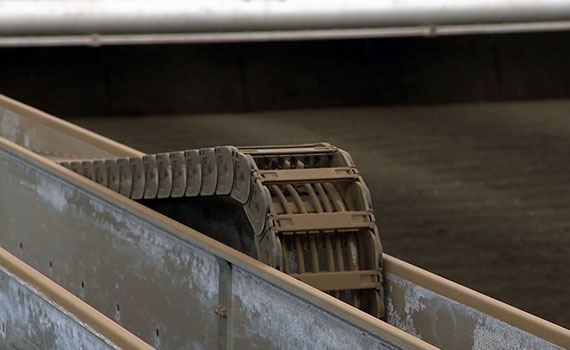 Dispositif de retournement de boues d'épuration